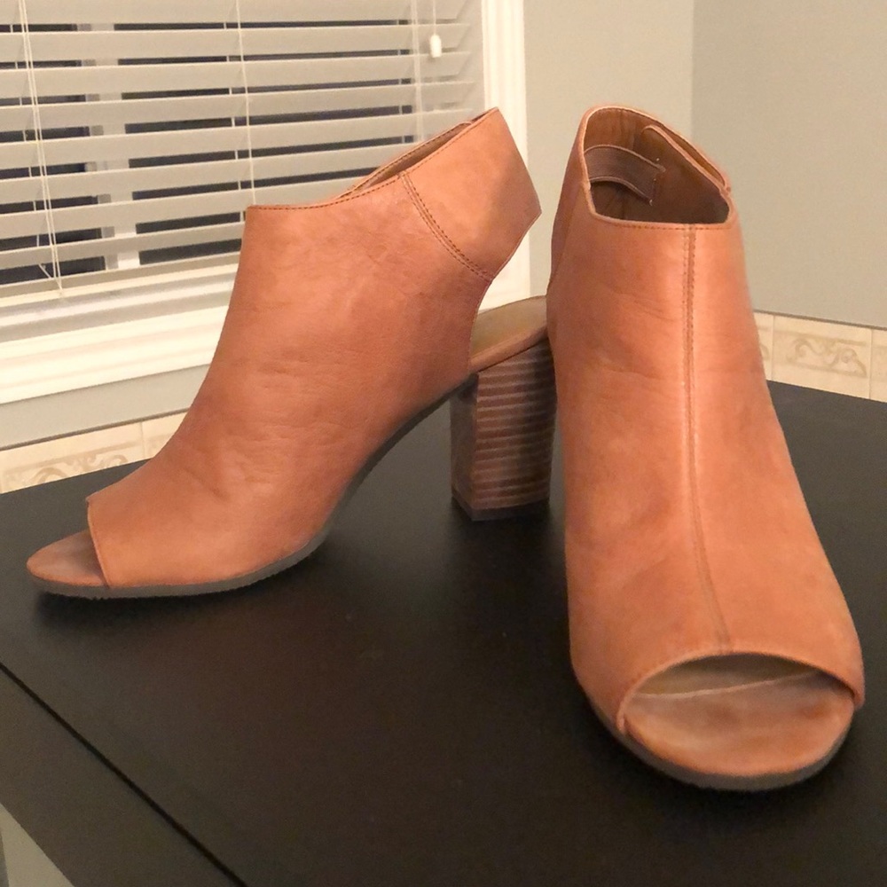 Open toe/open heel Button Booties. (Camel)